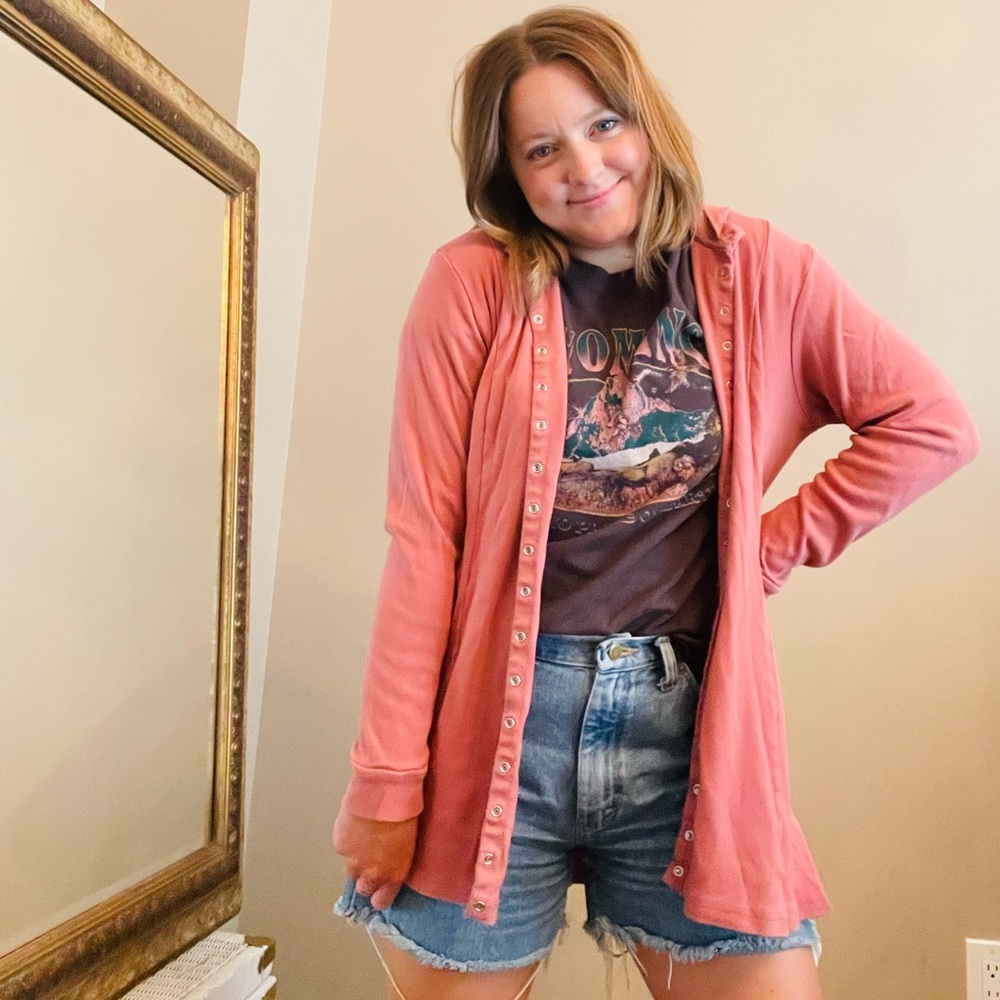 Button up Sweater

Size: Medium

Brand: Linea leisure

Color: Mauve
